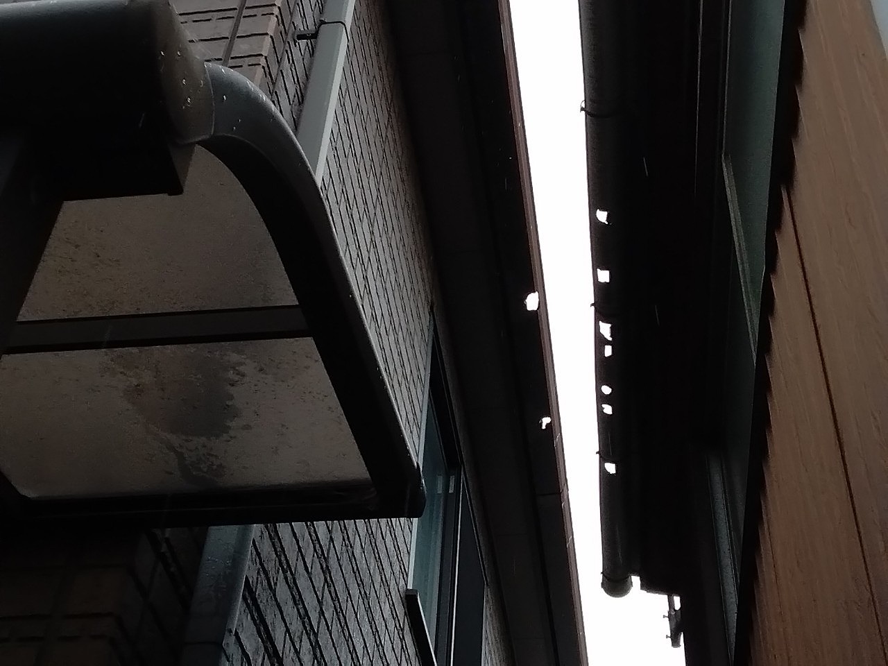 姫路市で発生した雹災害！2階建て住宅の雨樋に無数の穴が発生した事例